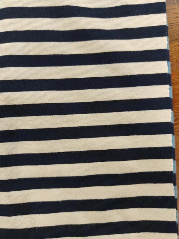 Anti-pilling en niet gemakkelijk te vervormen zachte katoen gestreepte stof voor T-shirt