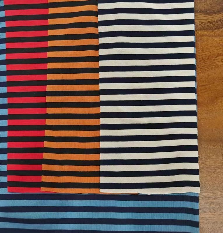 Anti-pilling en niet gemakkelijk te vervormen zachte katoen gestreepte stof voor T-shirt