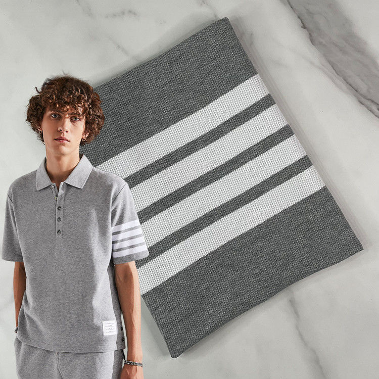 Zacht en ademend gestreepte katoenen stof voor T-shirt met elastische vezels voor perfecte pasvorm