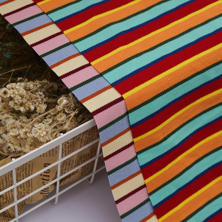 Zacht en vocht-absorberend en glad gestreepte gebreide stof voor casual wear