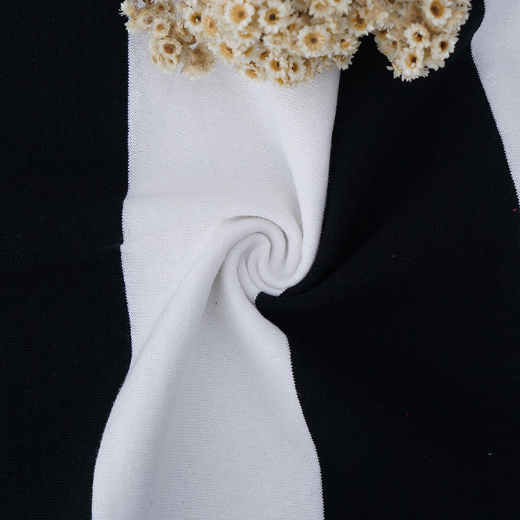 Comfortabel en vocht-absorberend en glad gestreepte gebreide stof voor casual wear