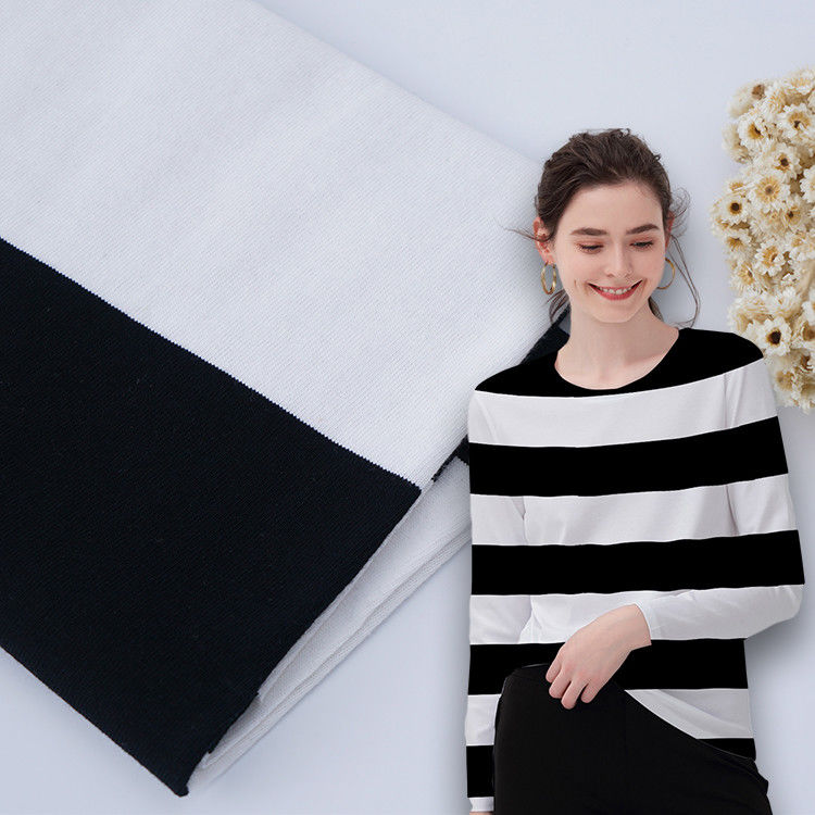 Comfortabel en vocht-absorberend en glad gestreepte gebreide stof voor casual wear