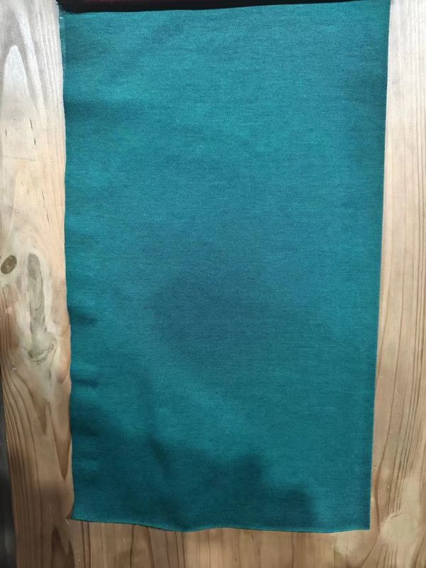 Zacht en huidvriendelijk en comfortabel gestreepte breistof voor polo shirt