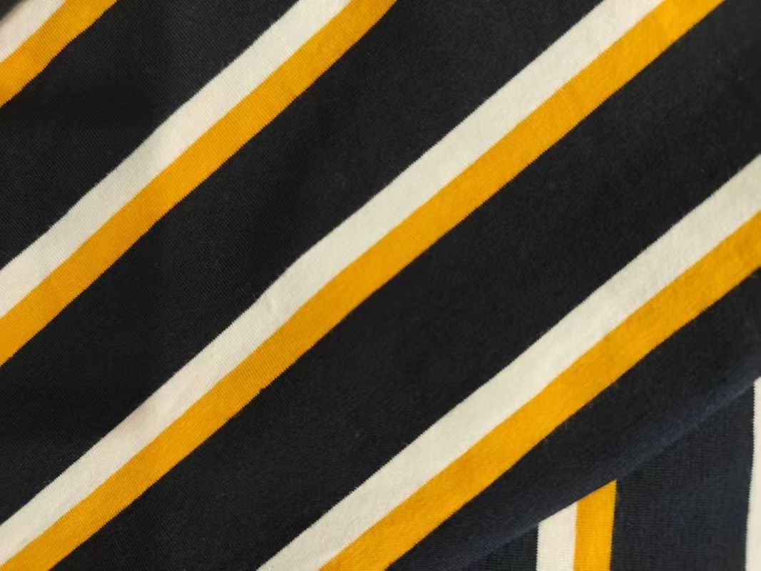 Zacht en huidvriendelijk en milieuvriendelijk gestreepte stof voor casual wear