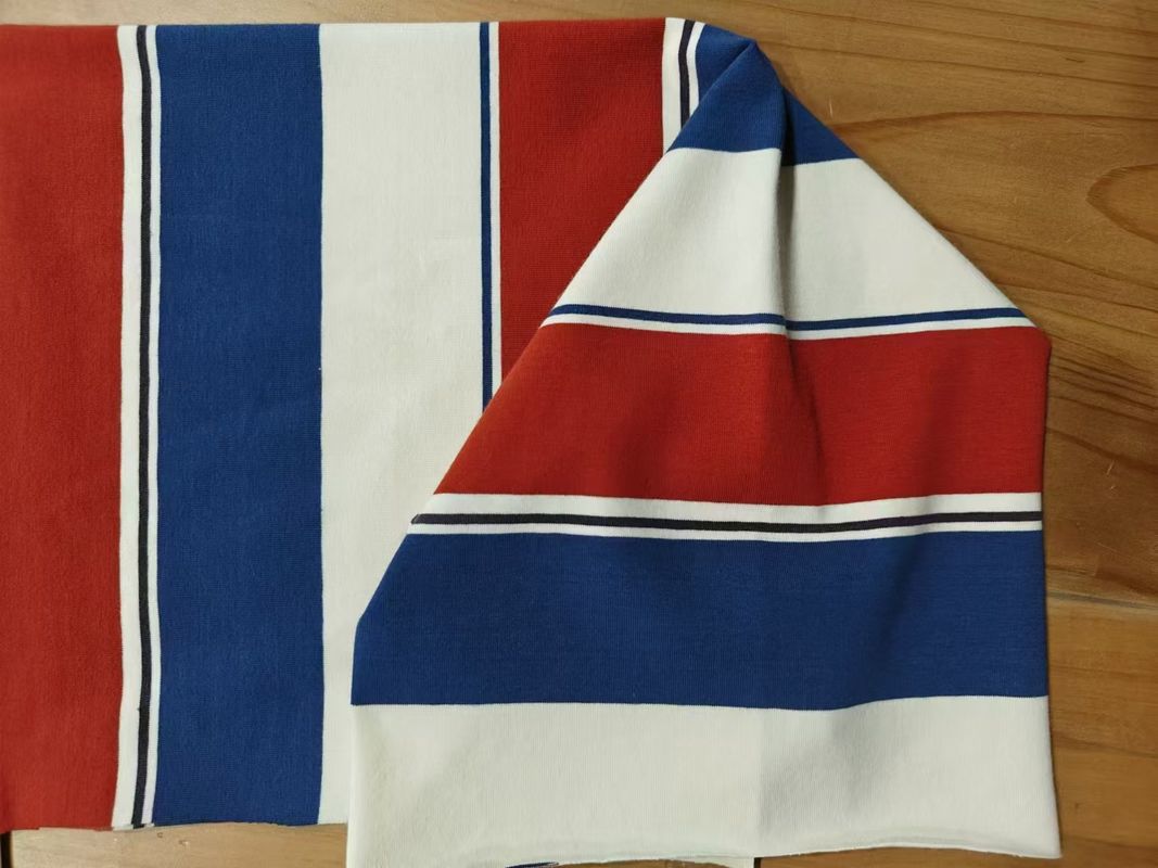 Niet gemakkelijk te vervormen en elastisch en comfortabel gestreepte stof voor casual wear