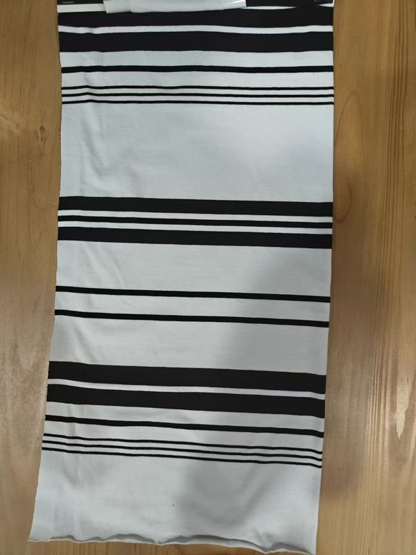 Modieus, huidvriendelijk, comfortabel en zacht gestreepte stof voor T-shirts