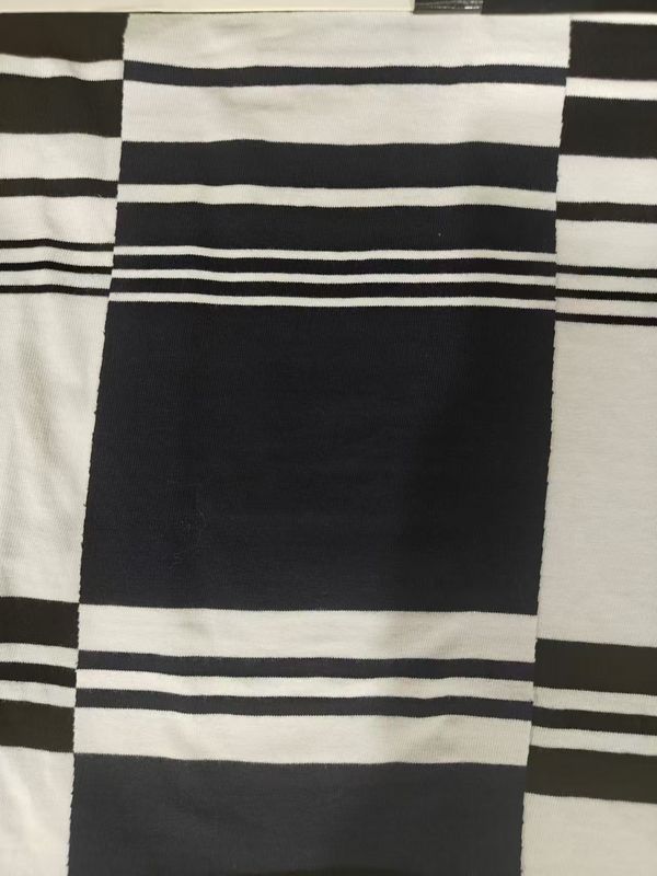 Modieus, huidvriendelijk, comfortabel en zacht gestreepte stof voor T-shirts