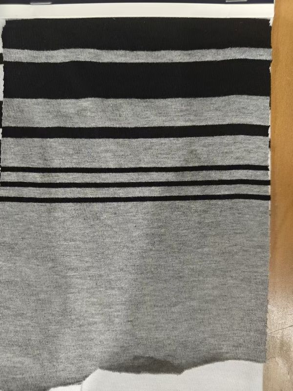 Modieus, huidvriendelijk, comfortabel en zacht gestreepte stof voor T-shirts