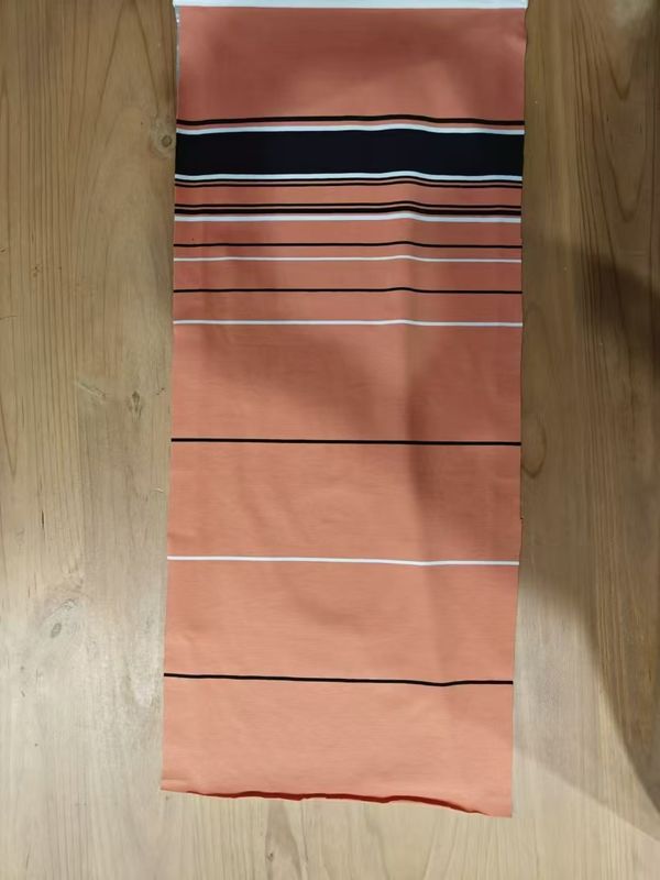 Zacht en comfortabel, duurzaam en glad Stylish gestreepte stof voor T-shirt