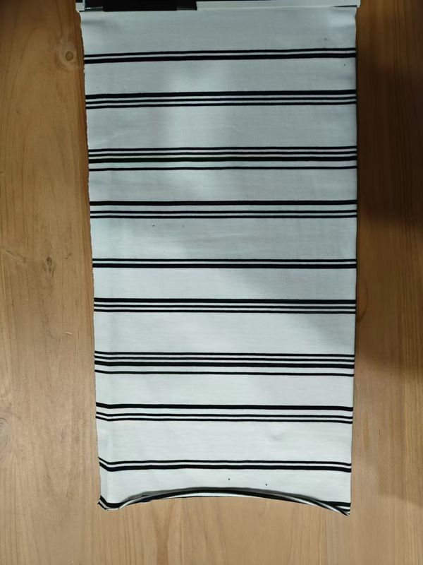 Eenvoudig, huidvriendelijk en zacht, comfortabel gestreepte stof voor T-shirts