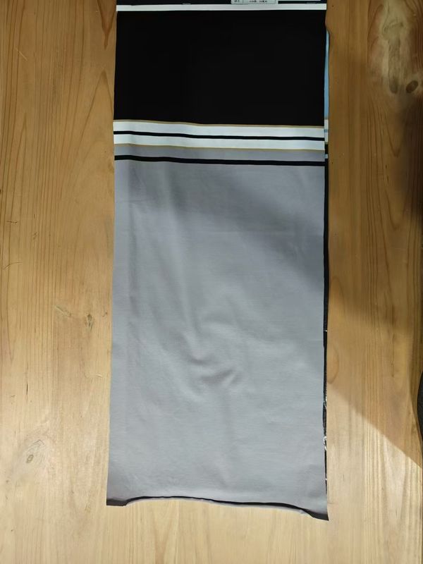 Adembenemend en droog,zacht en huidvriendelijk gestreepte stof voor casual wear