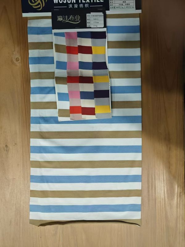 Comfortabel en rimpelvast en huidvriendelijk glad gestreepte stof voor T-shirt