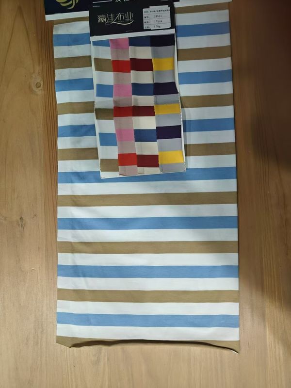 Comfortabel en rimpelvast en huidvriendelijk glad gestreepte stof voor T-shirt