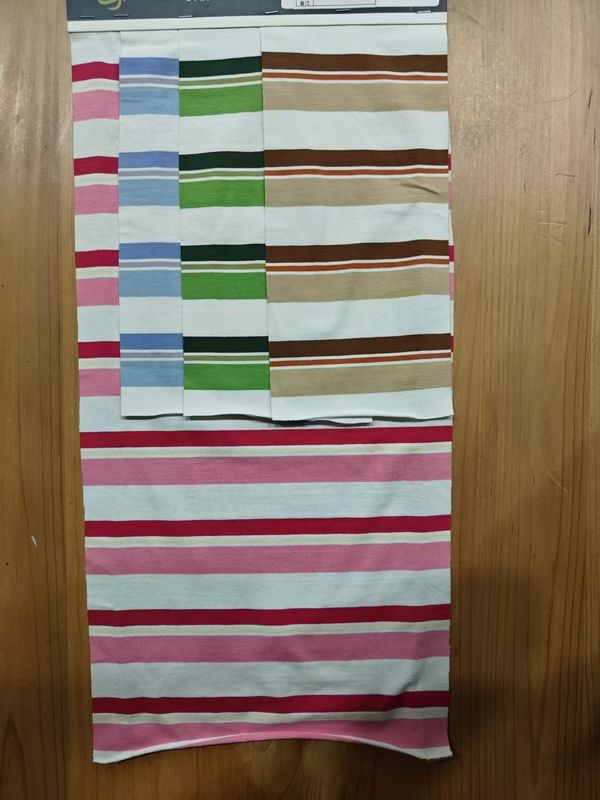 Huidvriendelijk en ademend en comfortabel gestreepte breiweefsel voor casual wear