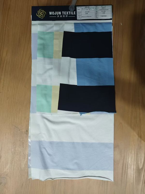 Modieus en zacht, glad en huidvriendelijk gestreepte breistof voor T-shirt