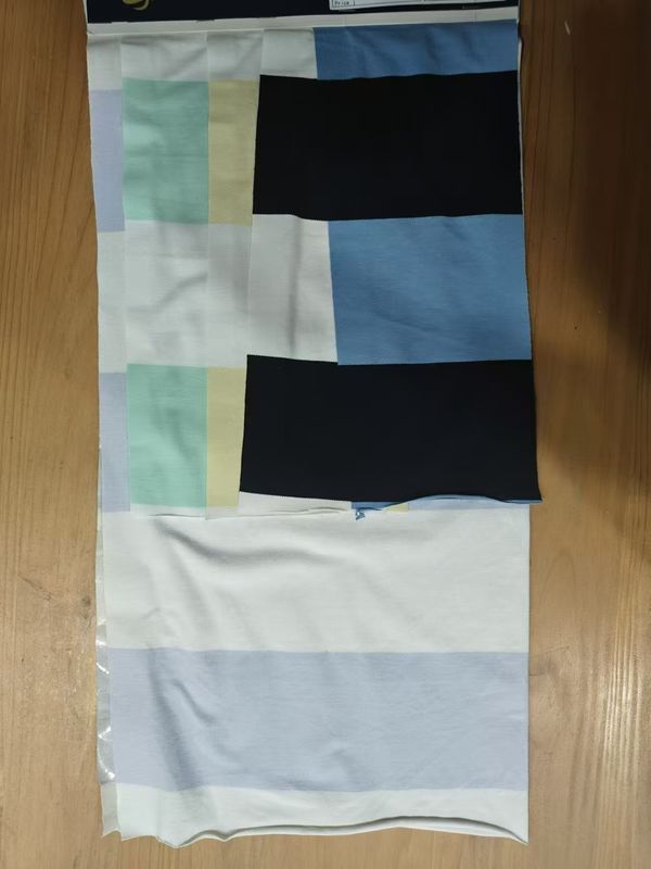 Modieus en zacht, glad en huidvriendelijk gestreepte breistof voor T-shirt