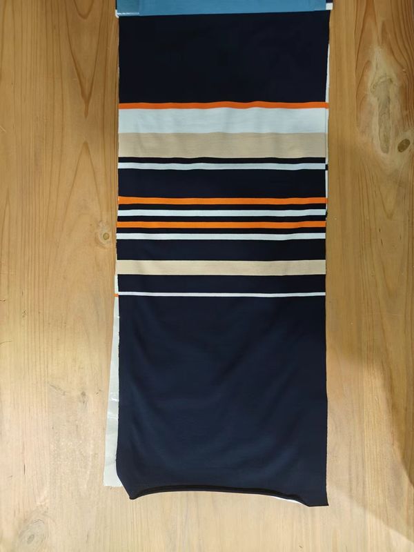 Ademend en comfortabel en huidvriendelijk gestreepte gebreide stof voor T-shirt