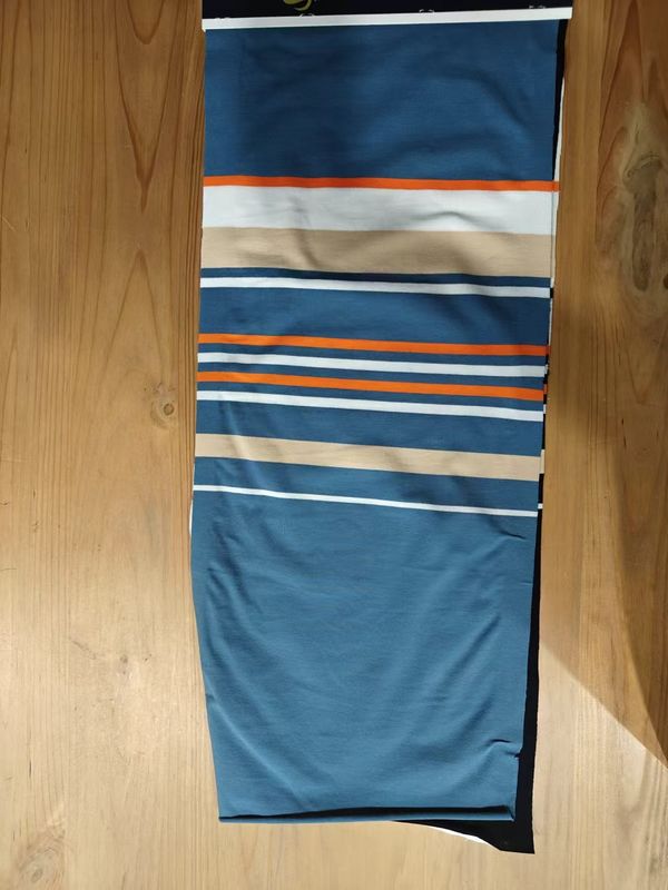 Ademend en comfortabel en huidvriendelijk gestreepte gebreide stof voor T-shirt