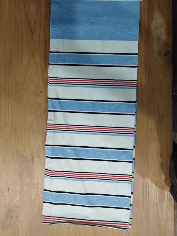 Ademend, comfortabel, modieus en zacht Durble gestreepte breistof voor T-shirt.
