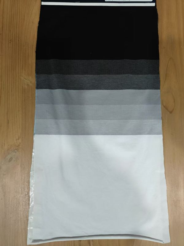 Comfortabel en modieus en duurzaam en huidvriendelijk gestreepte gebreide stof voor casual wear