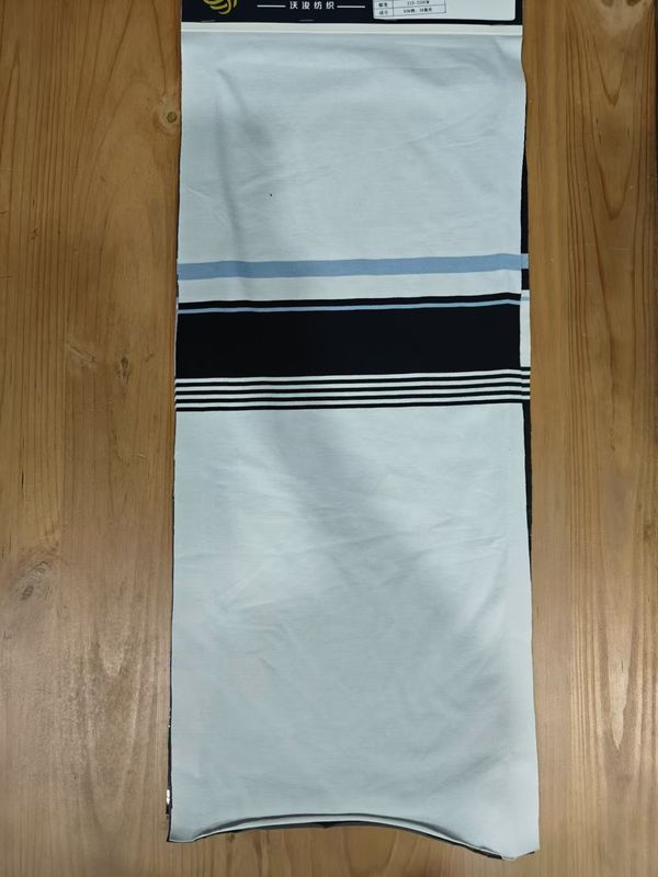 Milieuvriendelijk en modieus en duurzaam en zacht gestreepte breiweefsel voor casual wear