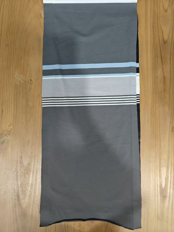 Milieuvriendelijk en modieus en duurzaam en zacht gestreepte breiweefsel voor casual wear