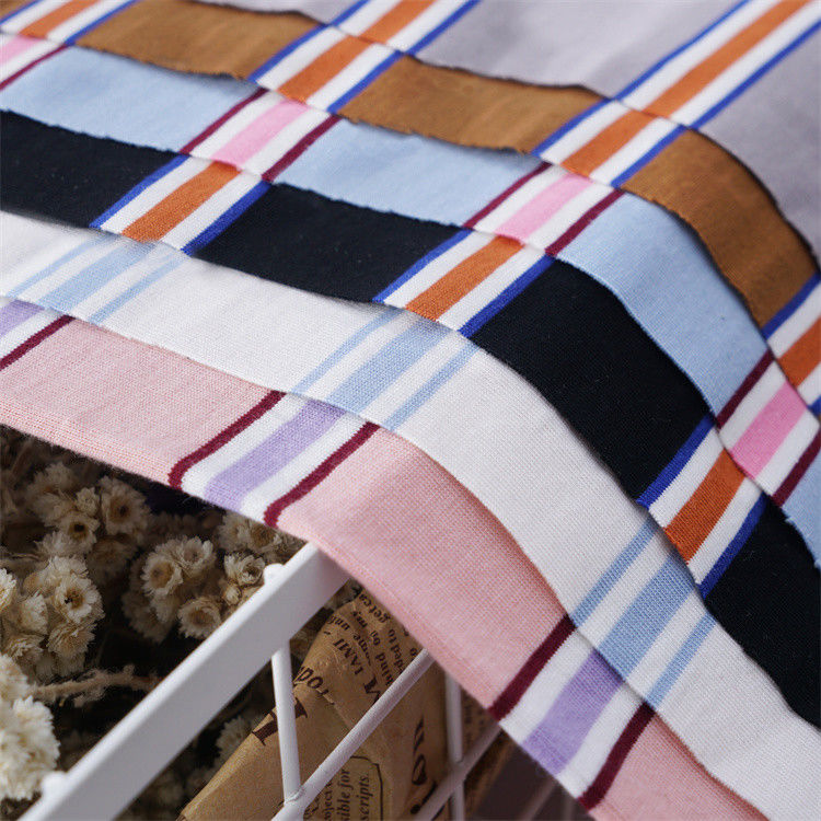 Meerdere kleuren en modieuze katoenen gestreepte gebreide doek voor T-shirt