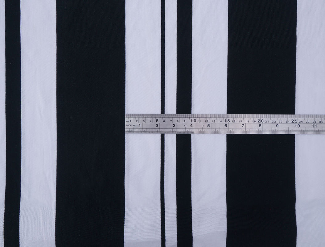 Glanzige, comfortabele en huidvriendelijke gestreepte breiweefsel voor casual wear