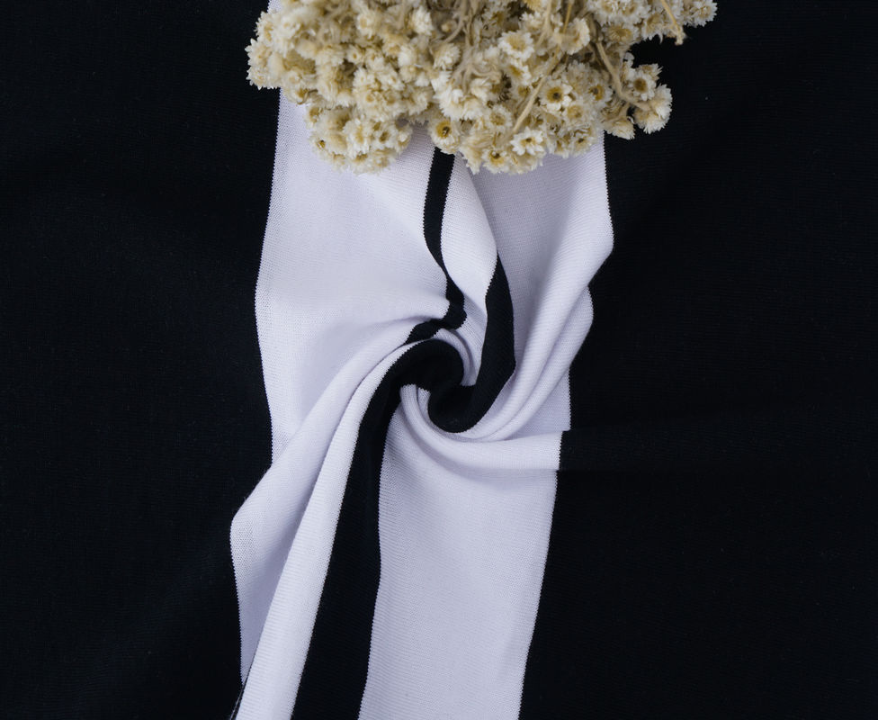 Glanzige, comfortabele en huidvriendelijke gestreepte breiweefsel voor casual wear