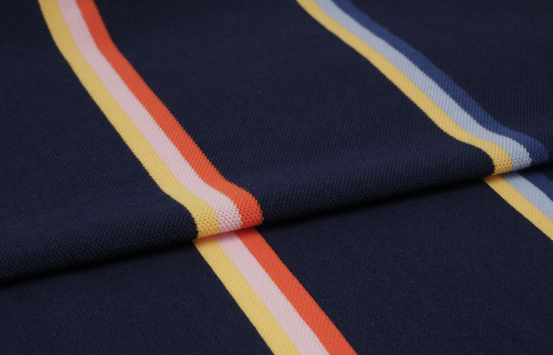 Comfortabele en natuurlijke huidvriendelijke gezonde gestreepte gebreide stof voor T-shirt