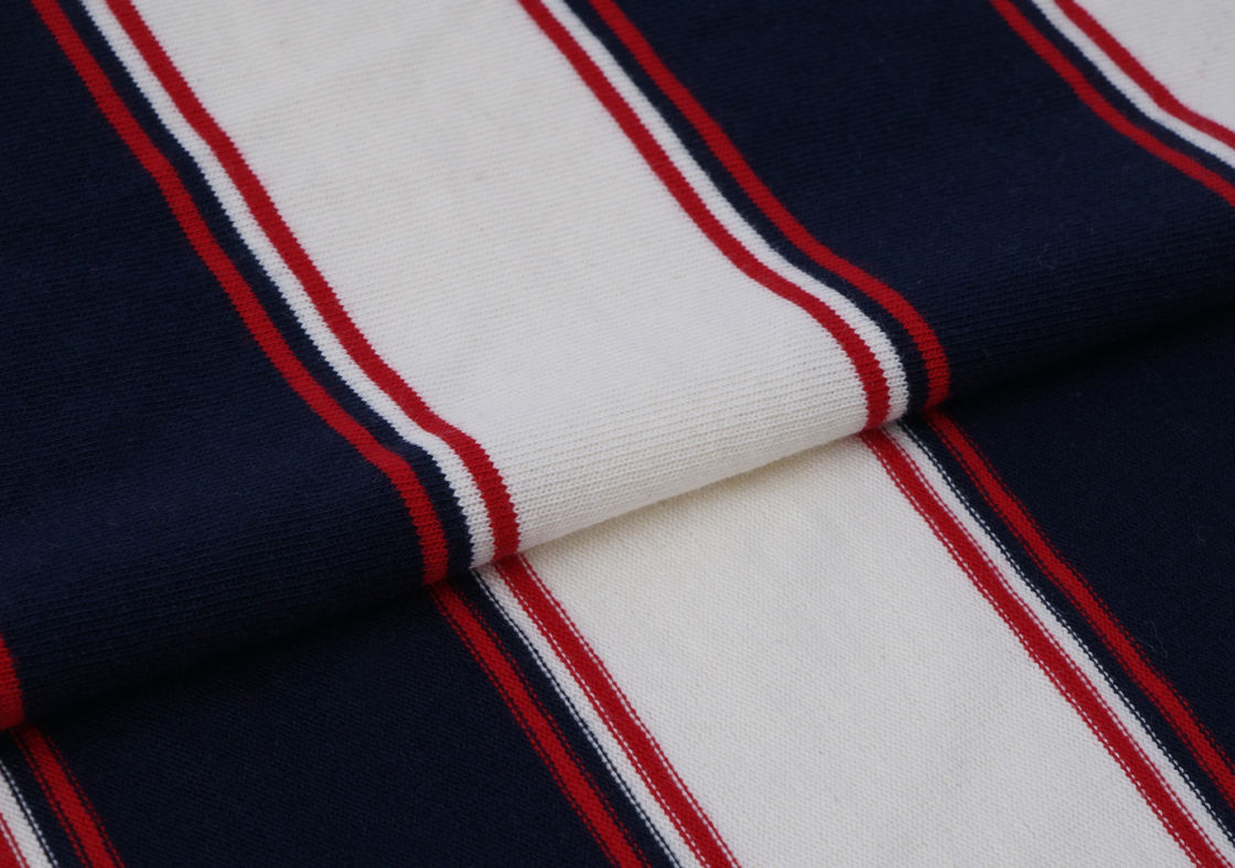 Adembenemend, knapperig en comfortabel huidvriendelijk gestreepte gebreide stof voor polo shirt