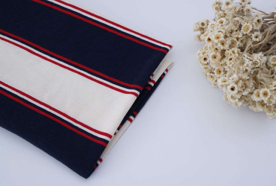Adembenemend, knapperig en comfortabel huidvriendelijk gestreepte gebreide stof voor polo shirt