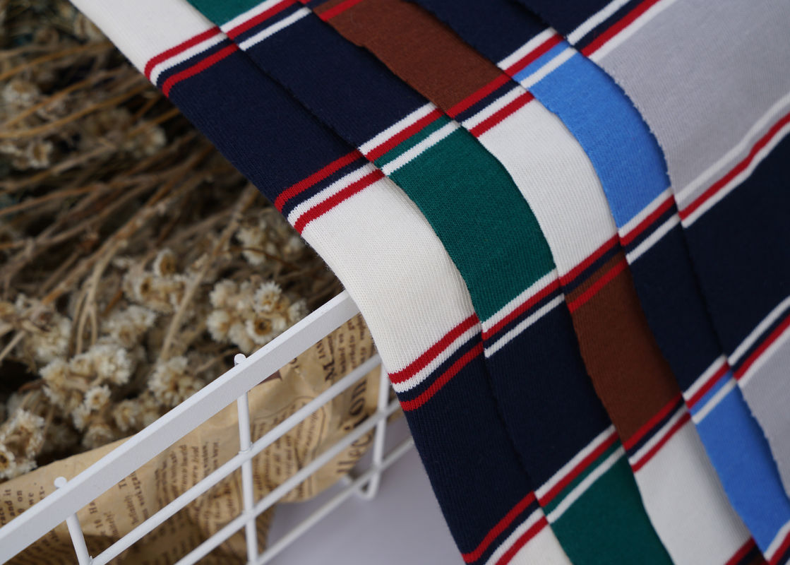 Adembenemend, knapperig en comfortabel huidvriendelijk gestreepte gebreide stof voor polo shirt