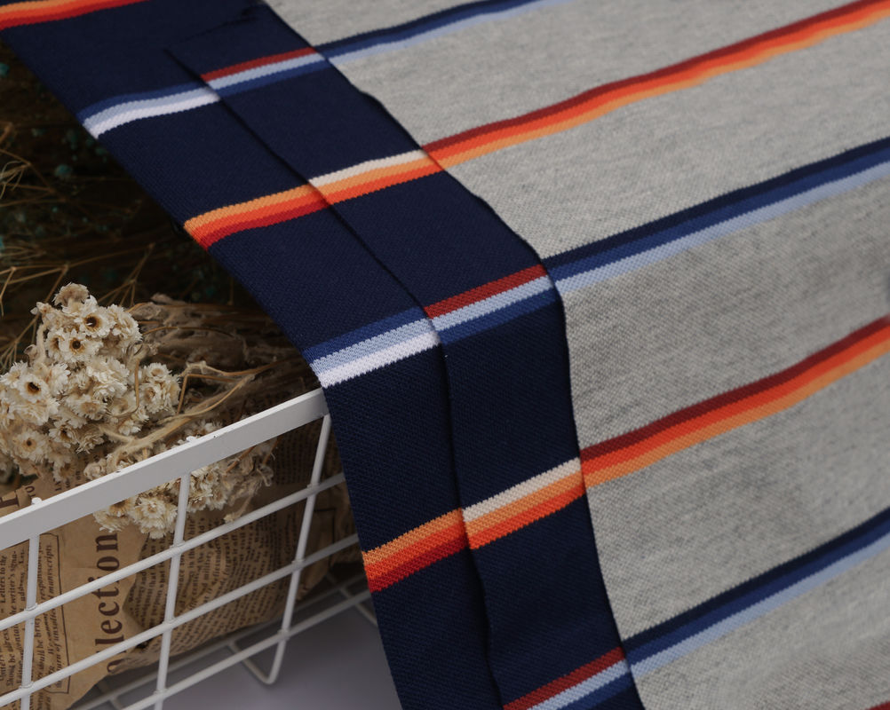 Lichte en ademende, comfortabele en zachte gestreepte gebreide stof voor casual wear