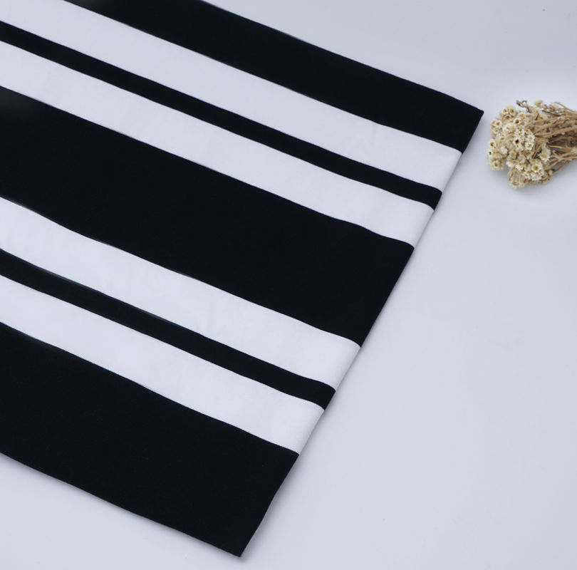 Huidvriendelijk, zacht en niet vervormbaar gestreepte breiweefsel voor casual wear