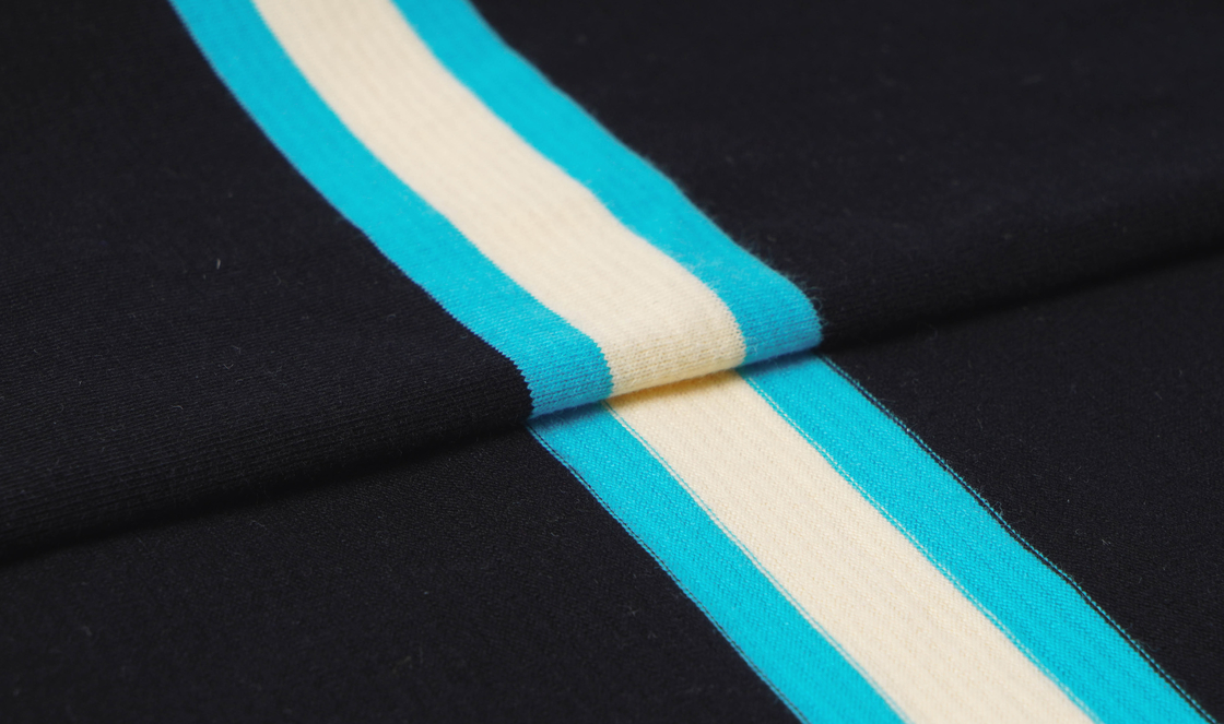 Ademende, zachte en slijtvaste, kreukvrije gestreepte gebreide stof voor poloshirts