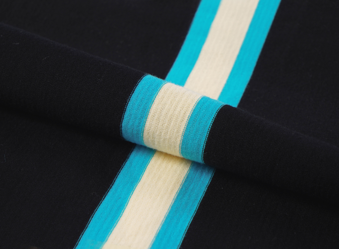 Ademende, zachte en slijtvaste, kreukvrije gestreepte gebreide stof voor poloshirts