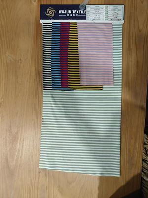 Natuurlijke en huidvriendelijke, modieuze gestreepte gebreide weefsel voor casual wear