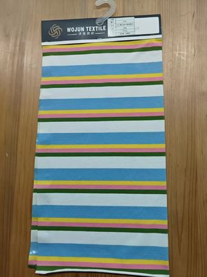 Strakke, ademende en elastische gestreepte stof voor T-shirts.