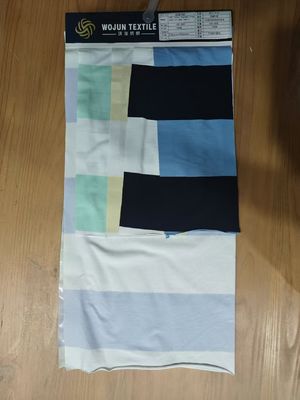 Modieus en zacht, glad en huidvriendelijk gestreepte breistof voor T-shirt