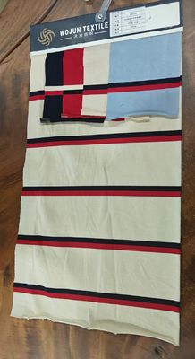 Adembenemend, comfortabel en glad zacht gestreepte gebreide stof voor polo shirt