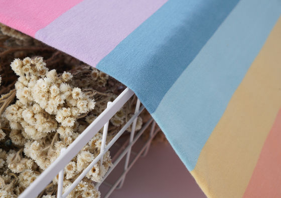 Goede prijs. Zacht en huidvriendelijk, natuurlijk en gezond gestreepte breistof voor T-shirts online