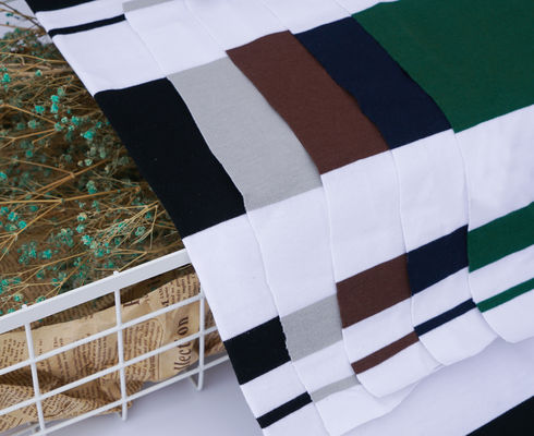 Glanzige, comfortabele en huidvriendelijke gestreepte breiweefsel voor casual wear