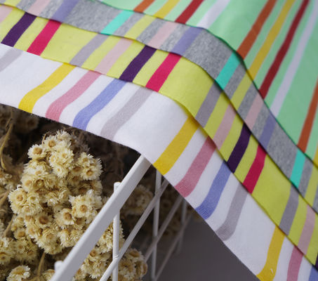 Goede prijs. Natuurlijke, huidvriendelijke, ademend gestreepte gebreide stof voor vrije tijd online