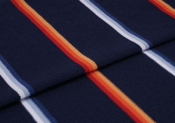 Goede prijs. Lichte en ademende zachte gestreepte gebreide stof voor vrijetijdskleding online