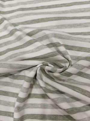 Goede prijs. Huidvriendelijke en comfortabele gestreepte gebreide stof van goede kwaliteit voor T-shirts online